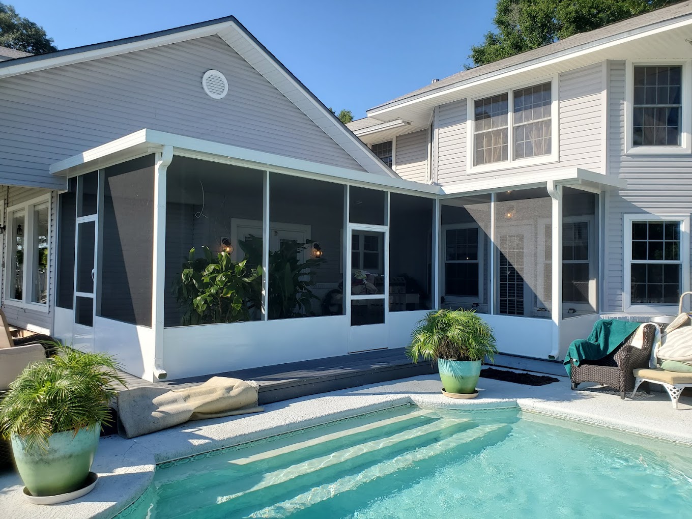 Custom aluminum patio screen enclosure built by Villane's Enclosures in Milton, Florida